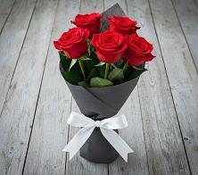Букет 5 Красных роз Эдлесс Лав в Гребенской