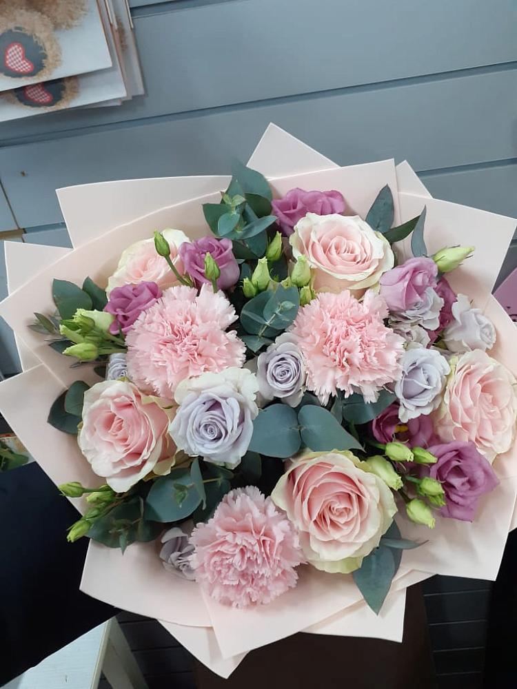 Букет цветов из: Розы, Гвоздики и Лизиантусы в Гребенской